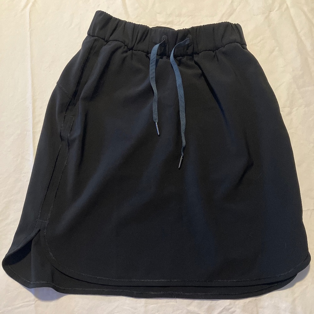 Lululemon on the fly black skirt